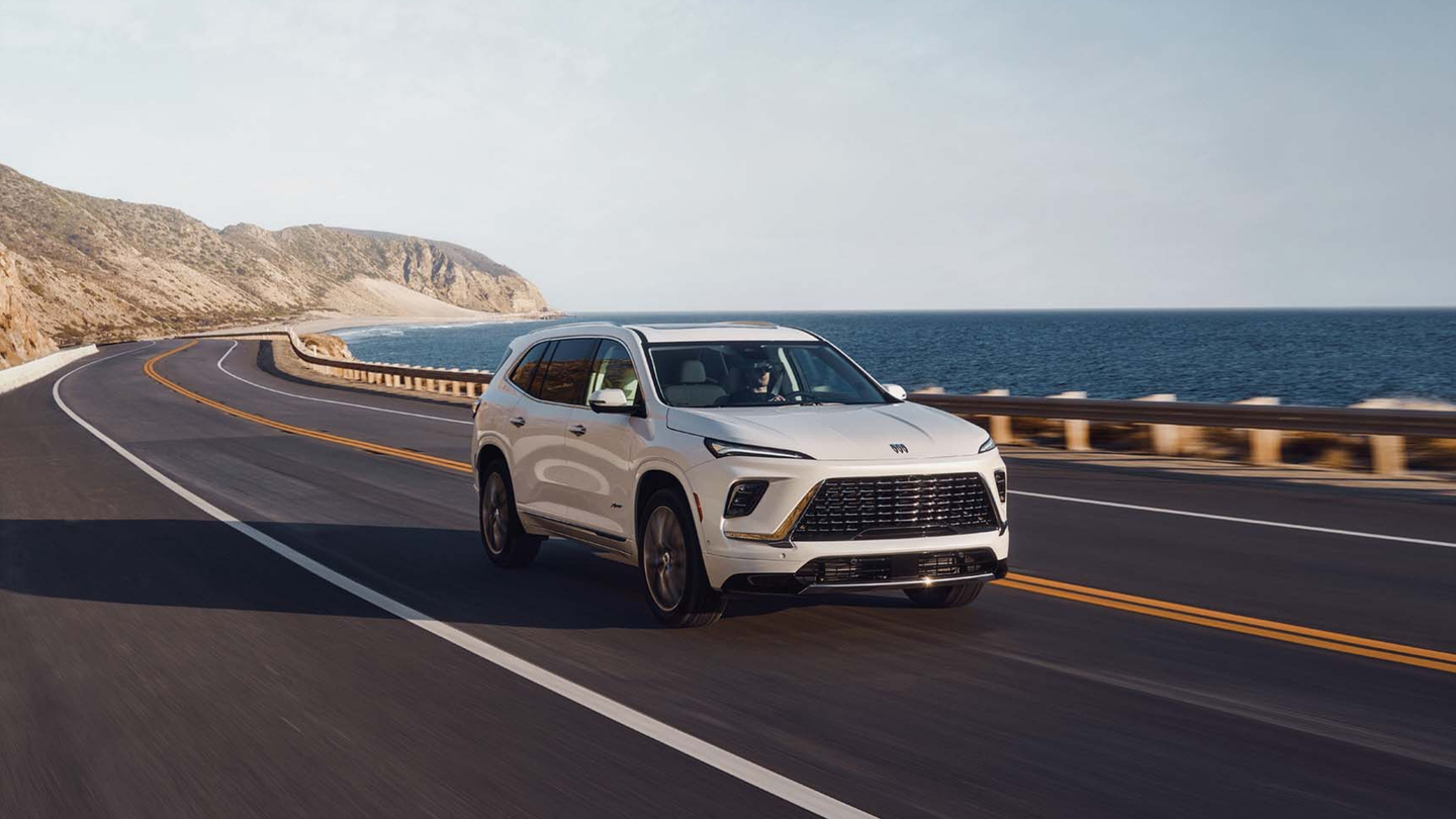 2026 Buick Enclave vs 2026 Lincoln Aviator: Luxury Three-Row SUVs in Manitoba